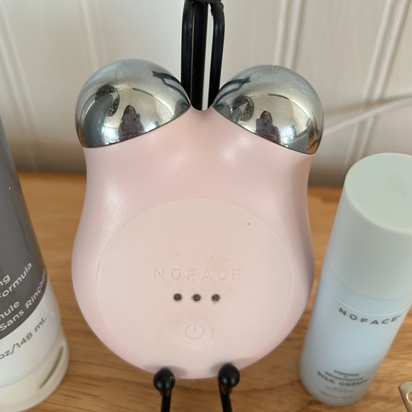 NuFace sandy rose mini trinity facial toning device w/charger & extras EUC - Picture 2 of 6